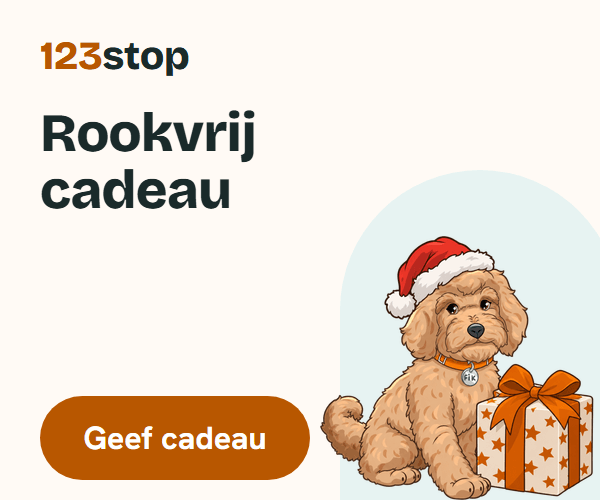 Geef iemand een rookvrije start met de cursus of het boek van 123stop. Geef cadeau. Op de afbeelding: de hond Fik met een kerstmuts naast een cadeau.